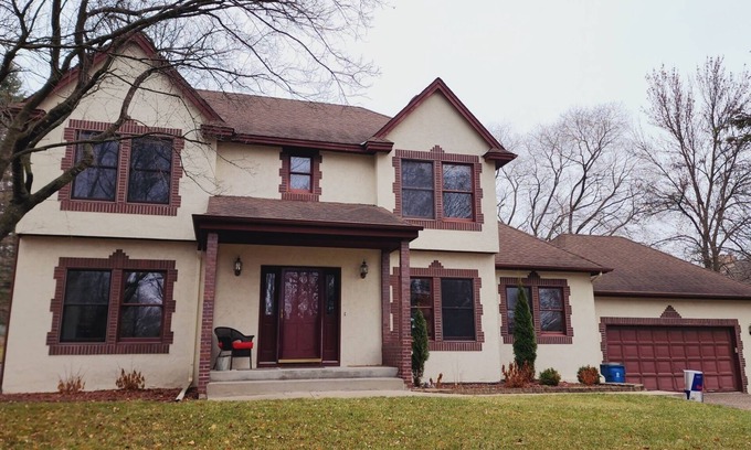 Minnetonka House | Beautiful large home on quiet Wayzata lot!