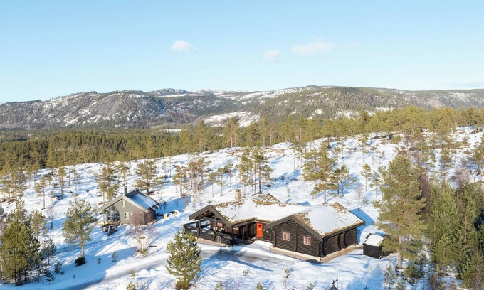 Treungen Cottage | Beautiful log cabin, 4 bedrooms with sleeping space for 12, free wifi and sauna