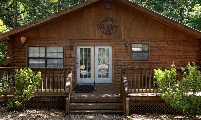 Norfork Cabin | Beautiful Log Cabin. Sleeps 2-8. Reds Landing boat ramp .5 mi away. A+ fishing.