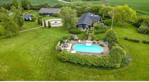 Vester Skerninge House | Beautiful Log House With A Pool In South Funen