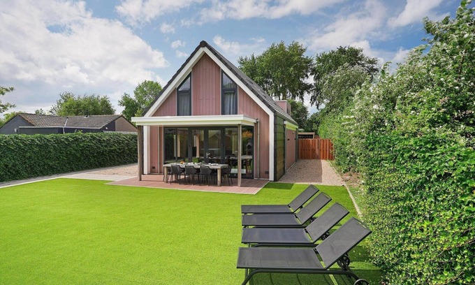 Ouddorp House | Beautiful luxury design vacation homes, only two minutes from the beach with jacuzzi, trampoline and porch (dogs allowed).