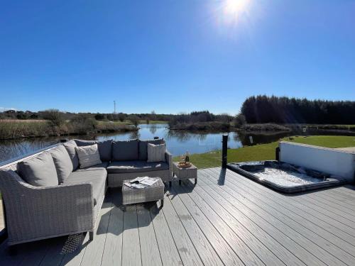 Lockerbie House | Beautiful Luxury Lakeside Lodge Hot Tub Views Pass the Keys