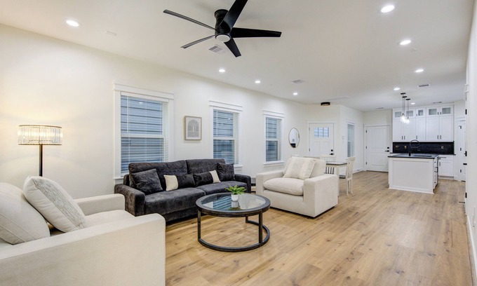 North Houston House | Beautiful Luxury Villa near downtown and IAH