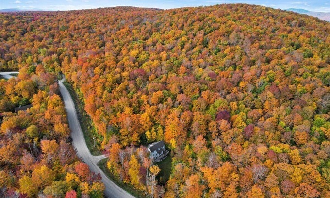 Stratton and Bromley Ski Areas Ski Chalet | Beautiful Manchester VT Mountain Retreat w/Hot Tub