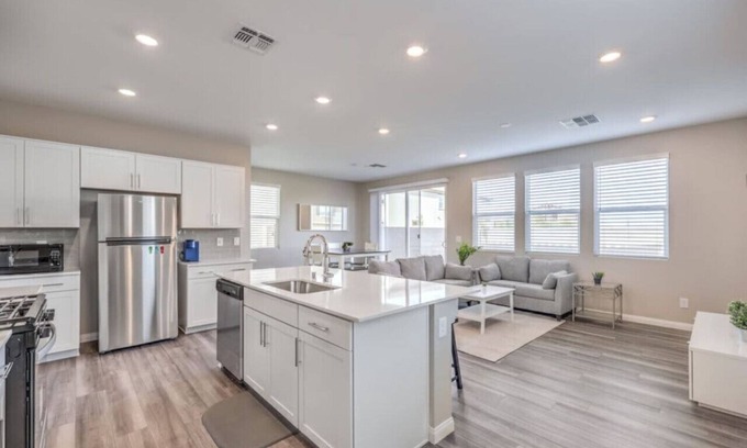 Enterprise House | Beautiful Modern Vegas Built 2022, 10 min to Strip