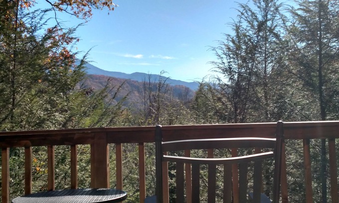Gatlinburg Cabin | Beautiful Mountain View! WiFi & Linens included. Between Stoplights 1 and 2A