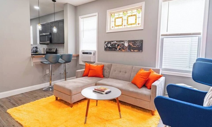 Elizabeth Apartment | Beautiful Mural Apartment