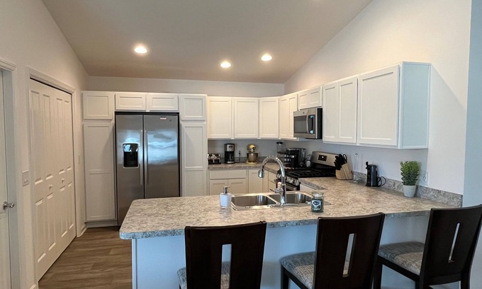 Wildwood House | Beautiful New 2/2 Pet-Friendly Villa w/Golf Cart, BBQ, & WiFi!