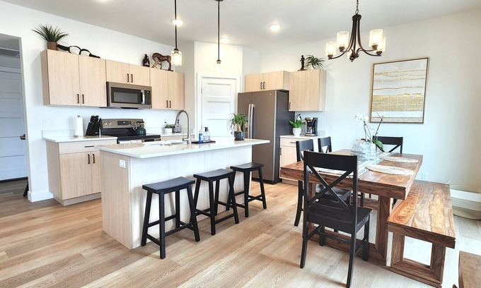Kanab House | Beautiful New Kanab home with private hot tub!
