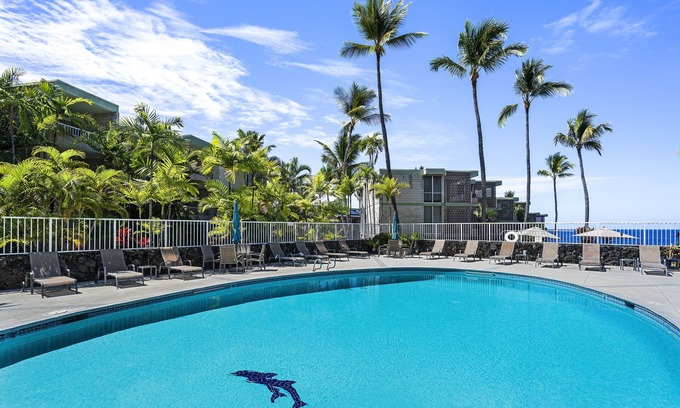Kailua-Kona Condo | Beautiful oceanfront Ali'i Villas complex