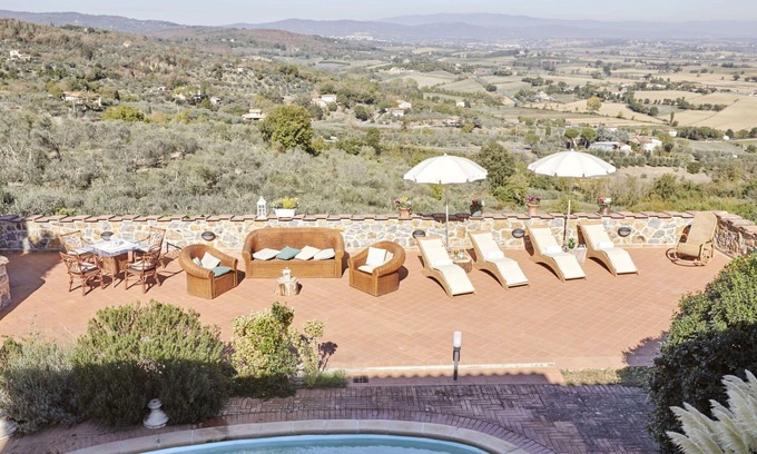 Lucignano House | Beautiful private villa for 26 people with hot tub, A/C, private pool, WIFI, TV and terrace