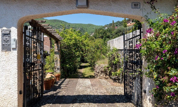 Alassio Villa | Beautiful private villa for 6 guests with WIFI and pets allowed