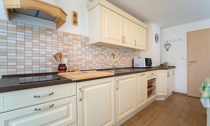 Hetlin House | Beautiful private villa for 2 guests with WIFI, TV and parking