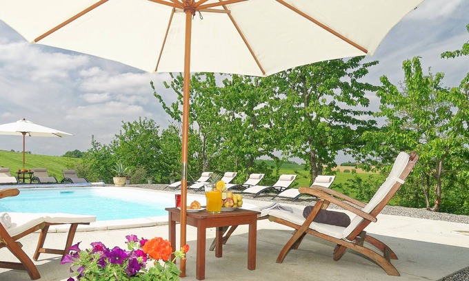 Castelnau-Barbarens House | Beautiful spacious gite in the Gers with private lake