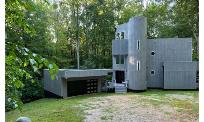 Raleigh House | Beautiful secluded contemporary home near airport