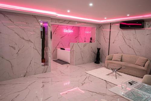 Le Chou Apartment | Beautiful Skyline Suite 30 minutes from Paris!