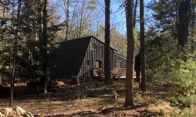 Kerhonkson Cottage | Beautiful stream side cottage in the woods
