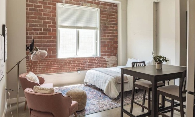 Downtown Des Moines Apartment | Beautiful Studio Downtown with Rooftop and Gym