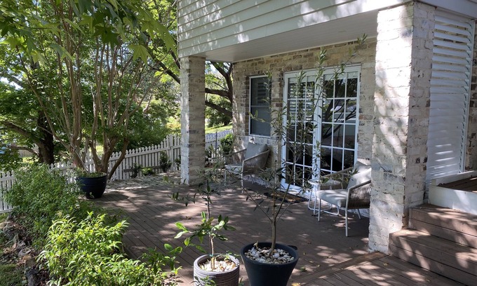 Kiama Apartment | Beautiful Studio in central Kiama.Your leafy oasis only 2 mins from the beach!