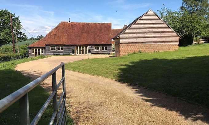Battle House | Beautiful Sussex Barn in the vale of Ashburnham sleeps 10