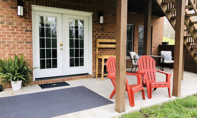 Blacksburg Apartment | Beautiful views & 10 minutes from Blacksburg!