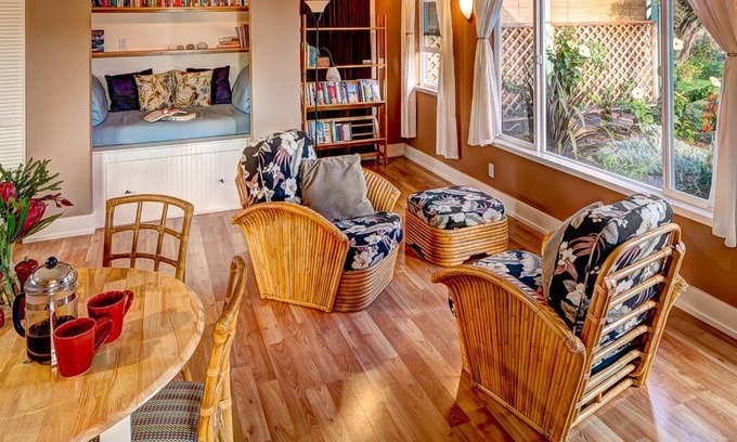 Kamuela Cottage | Beautiful Views. Close to Beach + Close to Waimea Town.