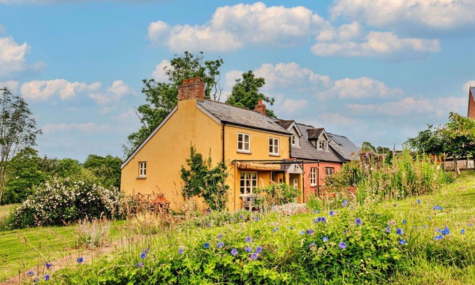 Monmouth House | Beautiful villa for 8 people with WIFI, hot tub, terrace, pets allowed and parking