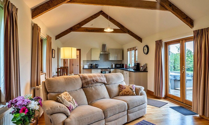 Liskeard House | Beautiful villa for 2 guests with WIFI, hot tub and pets allowed