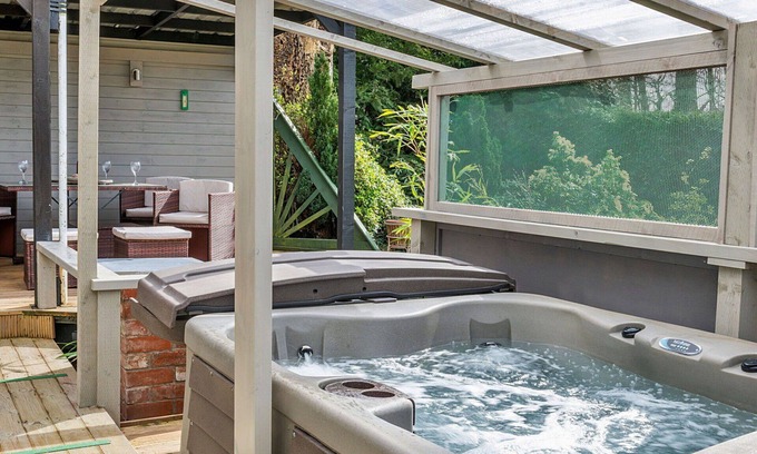 Craven Arms House | Beautiful villa for 2 people with WIFI, hot tub, TV and terrace