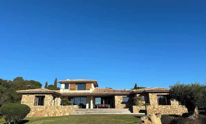 Cirendinu Villa | Beautiful villa in a private estate with walking access to the beach, 4 bedrooms, swimming pool.