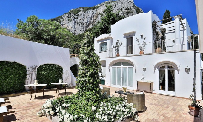 Marina Piccola Villa | Beautiful villa in Capri with breath-taking seaview of Naples