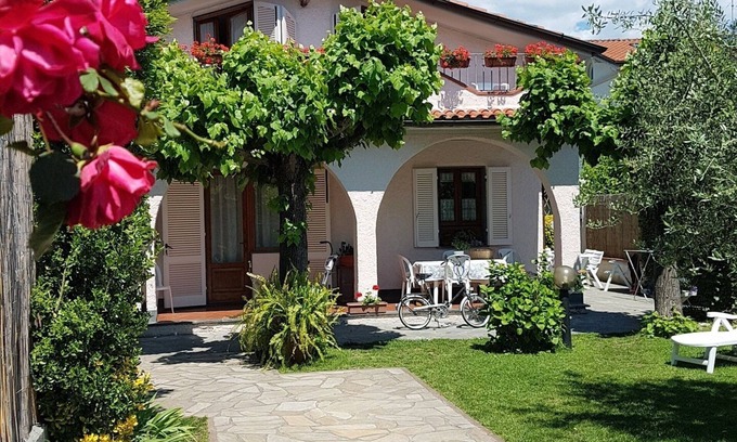 Forte dei Marmi Villa | Beautiful villa for 9 people with beautiful garden. Good equipment.