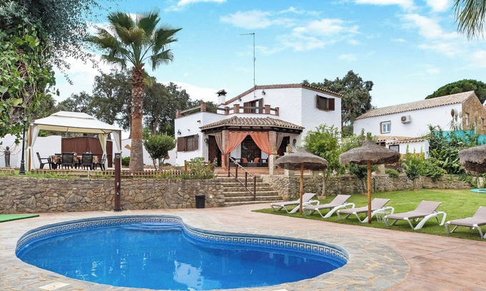 Brena y Marismas de Barbate Natural Park House | Beautiful Villa with Large Garden, Pool, Air Conditioning & Wi-Fi; Parking Available