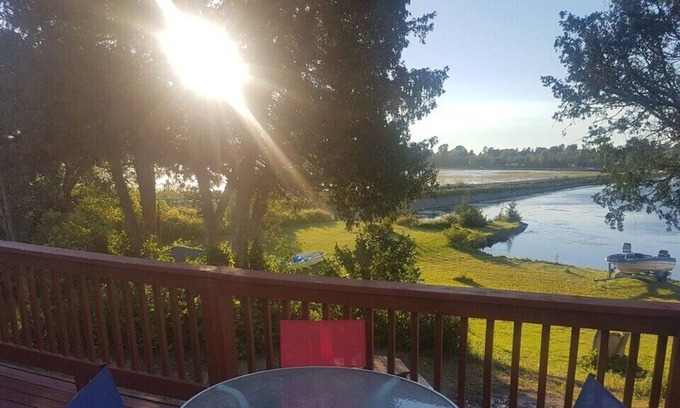 Kirkfield Cottage | beautiful waterfront 5 bedroom cottage ,hot tub, near hwy 12 and 48