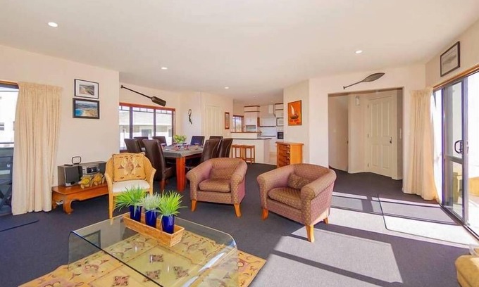 Whitianga House | Beautifully decorated town house with the beach only a short walk away.