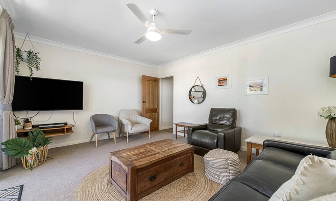 Crescent Head Apartment | BEAUTIFULLY RENOVATED 3 BEDROOM APARTMENT