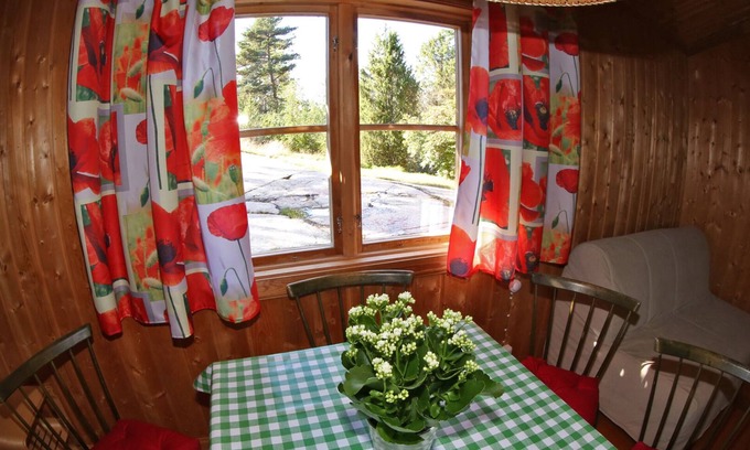 Åmål House | BEAUTYFULL COTTAGE WITH MOTORBOAT and CANOE
