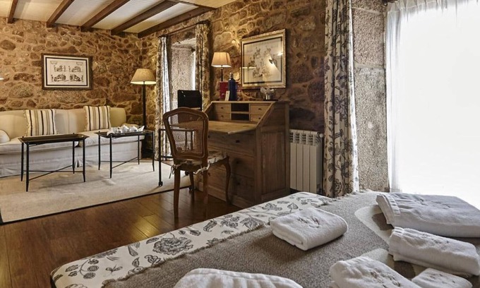 Camarinas Bed & Breakfast | Bed and Breakfast 'Alca' with Private Garden and Wi-Fi