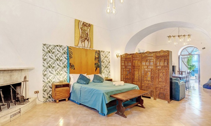 Seiano Bed & Breakfast | Bed and Breakfast 'Camera Augusto In Villa Vista Mare' with Shared Terrace, Private Garden and Wi-Fi