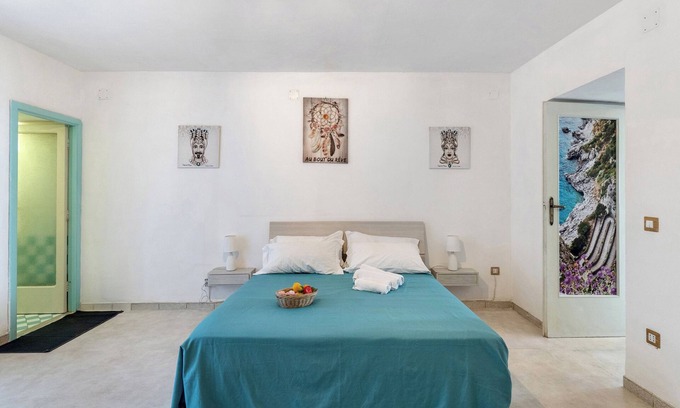Seiano Bed & Breakfast | Bed and Breakfast 'Camera Catone In Villa Vista Mare' with Shared Terrace and Wi-Fi