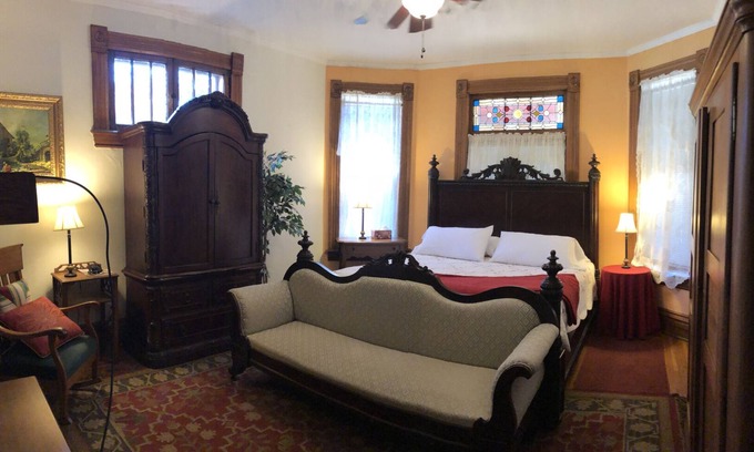 Nelsonville Bed & Breakfast | Bed and Breakfast w/Hot Tub near Hocking Hills in Nelsonville Oh Free Breakfast