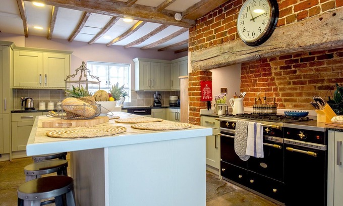 Quedgeley Cottage | Beecham Farmhouse - sleeps 12 guests in 6 bedrooms