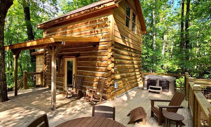 Gatlinburg - Pigeon Forge Ski Chalet | Beehive Treehouse, Hot Tub, WIFI, Barnwood Builders Homemade History episode!