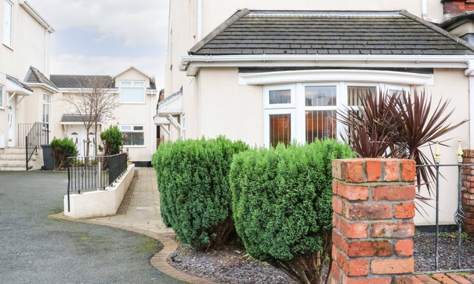 Southport Cottage | BELLA VITA, pet friendly, with a garden in Southport