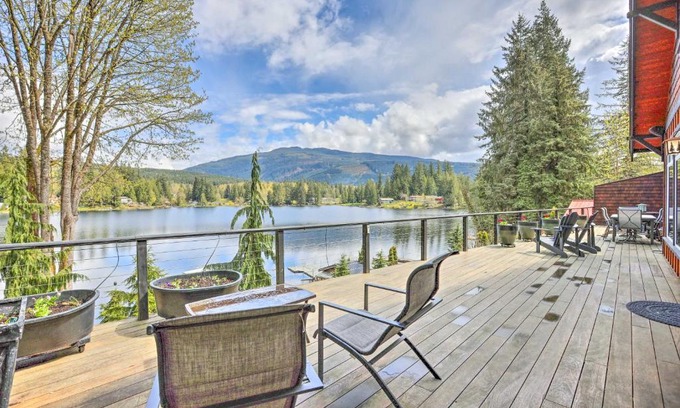 Sedro-Woolley House | Bellingham Area Getaway on Lake with Hot Tub!