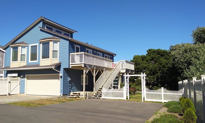 Bandon House | Belo de Rosa: Beautifully remodeled on scenic Beach Loop Road