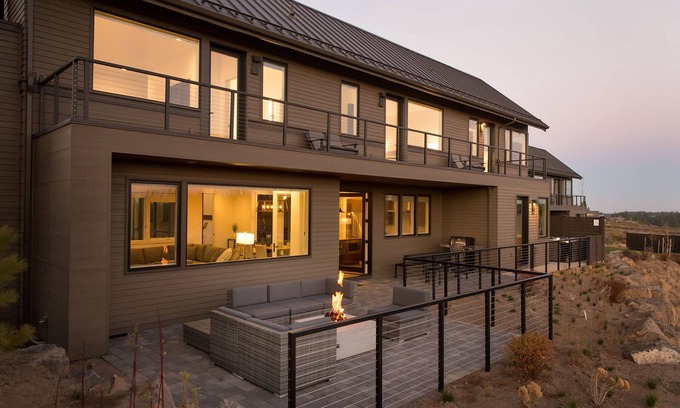 Bend House | Bend Beauty ~ free concert shuttle ~ modern ~ soaking tub ~ resort access ~ NEW!