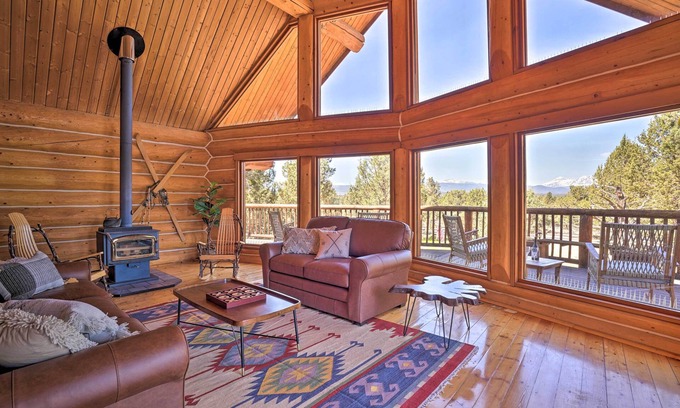 Bend Cabin | Bend Log Cabin w/Cascade Mountain Views!