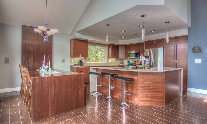 Mountain View House | Bend Mountain Modern - 2000 SF w/spa, top deck, firepit, AC