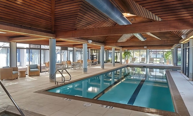 Berkeley Hotel | Berkeley Marina Stay | Pool Access, Free Breakfast